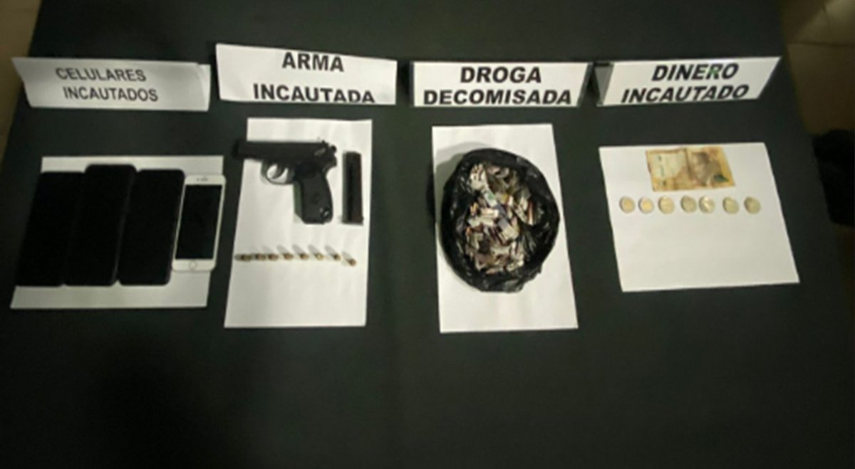 #Lima 📼|En oportuna intervención, efectivos de la Dirección de Inteligencia PNP, detuvieron a dos presuntos delincuentes a quienes se les incautaron arma de fuego, cuatro teléfonos celulares sustraídos y se decomisó 250 envoltorios de PBC en #SMP. #PerúSeguro