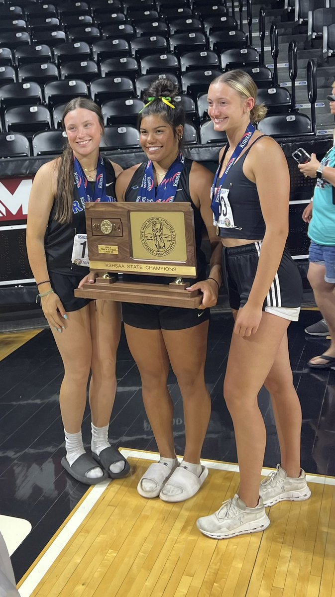 A special shoutout to this throws group that put up 49 points by themselves! <a href="/val_galligan/">Val Galligan</a> <a href="/kyarnell77/">Kendall</a> <a href="/jillianhuckabey/">Jillian Huckabey</a> had unbelievable careers at ONW and I can’t wait to see them do the same in college