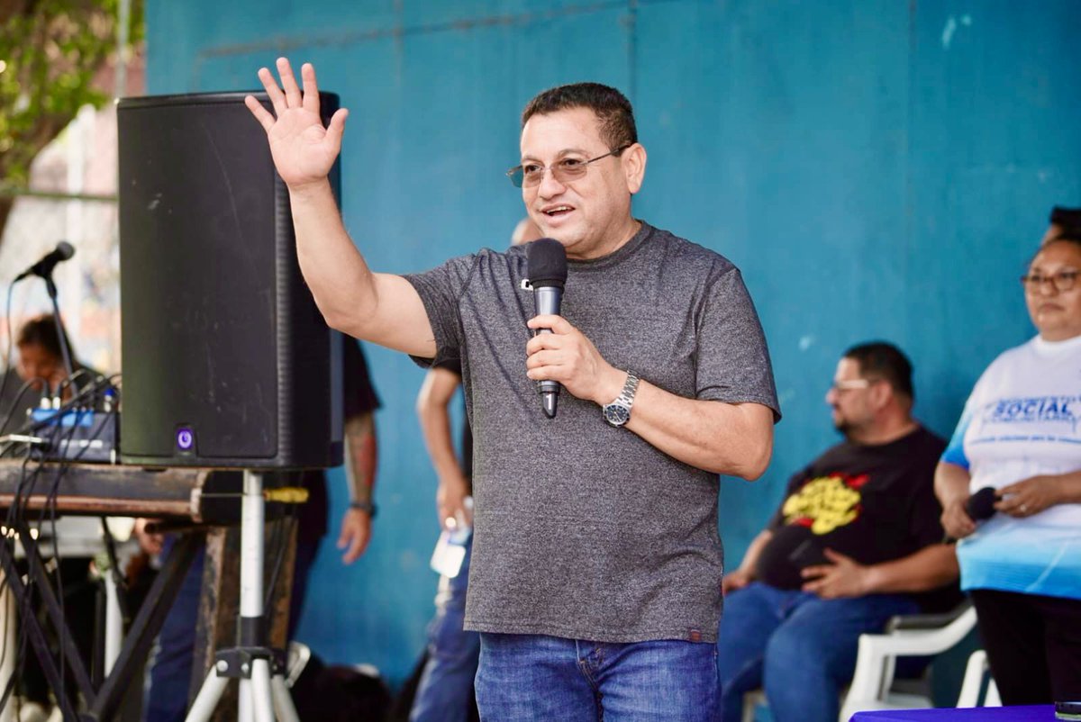 TrabajoSV's tweet photo. Hoy, el Ministro de Trabajo, @RolandoCastroSv, participó en la celebración del Día de las Madres organizada por el @ComunitariosES. En su intervención, expresó su satisfacción por ser parte de una iniciativa comprometida con las comunidades. https://t.co/gvchQRWozO