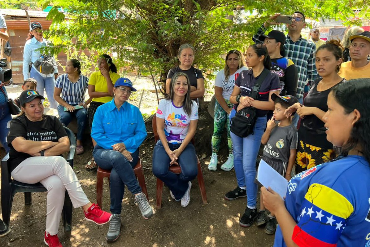 Nos vinimos a Villa de Cura a un hermoso encuentro con la comunidad del sector Monte de Sinaí del municipio Zamora, estado #Aragua. 

<a href="/NicolasMaduro/">Nicolás Maduro</a> 
<a href="/Soykarinacarpio/">Karina Carpio</a>