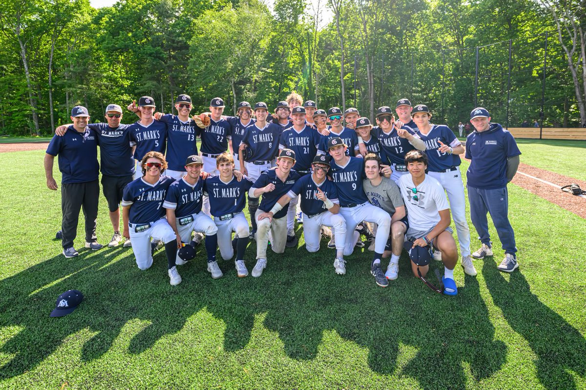 Now that is a team photo ⁦<a href="/StMarksBaseball/">St. Mark's Baseball</a>⁩. Good hat
