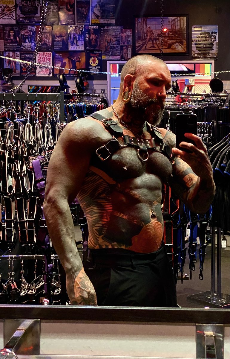 mateo_way's tweet photo. Finally got to visit Mr. S Leather…
Can’t wait to snag up this harness next month …
#leather #mrsleather #bdsmِ https://t.co/p7o5t9Qt7p