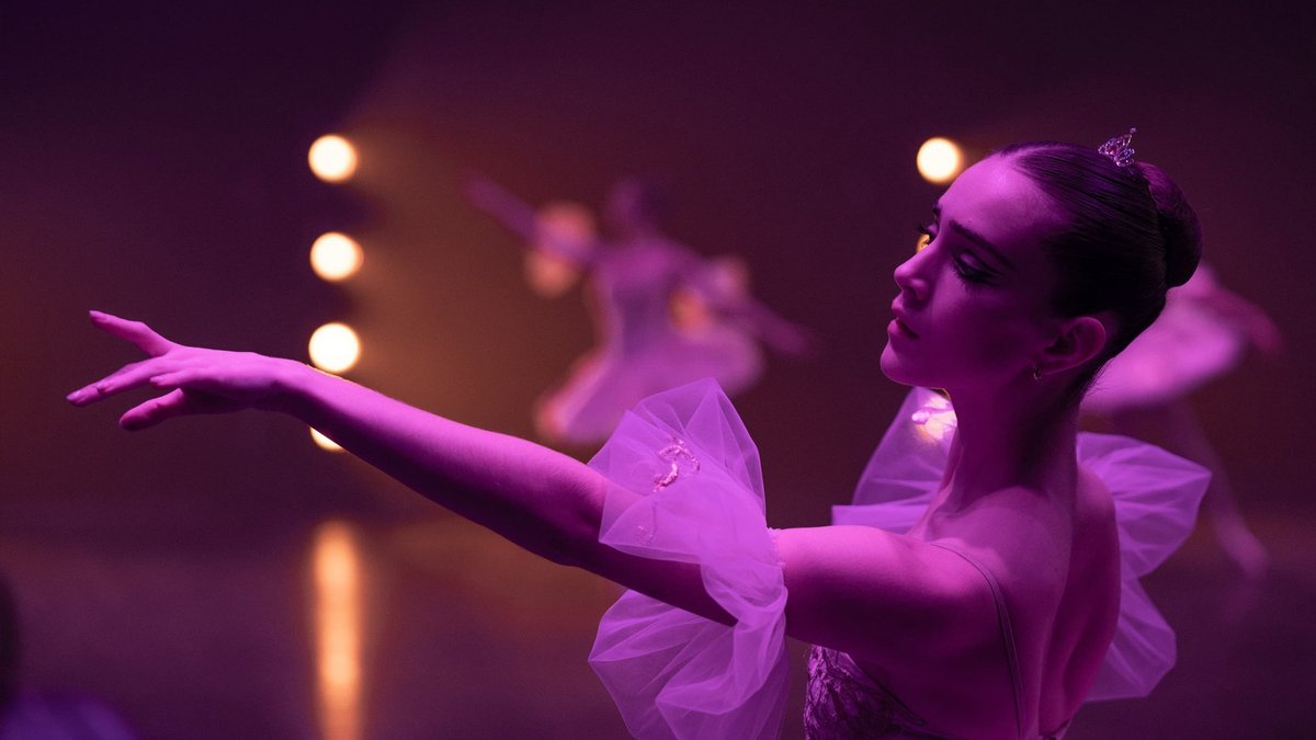 🆕Llegó a #Max la película #TheAmerican

ℹ️ Una bailarina de ballet estadounidense se enfrenta a duros retos para demostrar su talento y ser aceptada en el prestigioso Ballet Bolshoi en Rusia.

✨Protagonizado por #TaliaRyder, #DianeKruger y #OlegIvenko