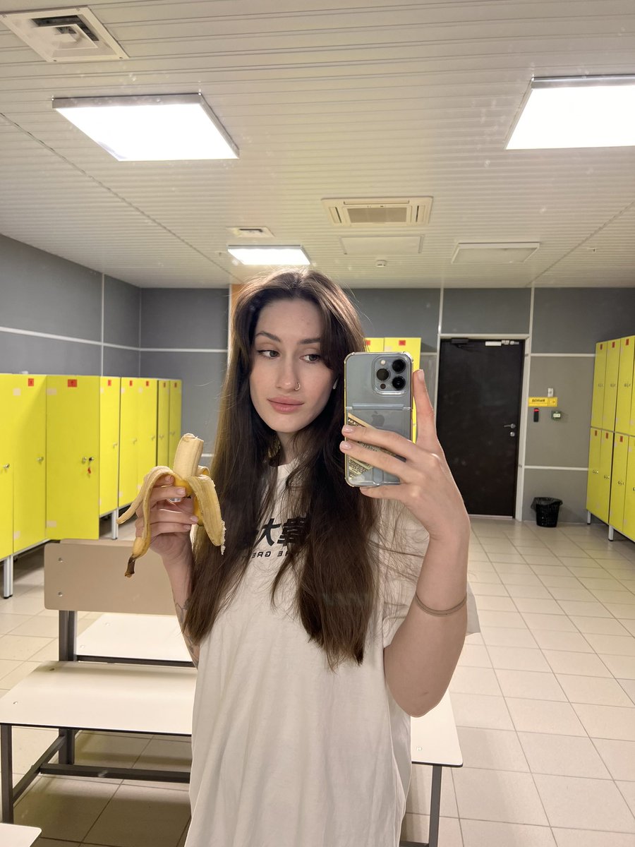 Another hard workout ahead, do you want to see the swety socks after it? 😋😋