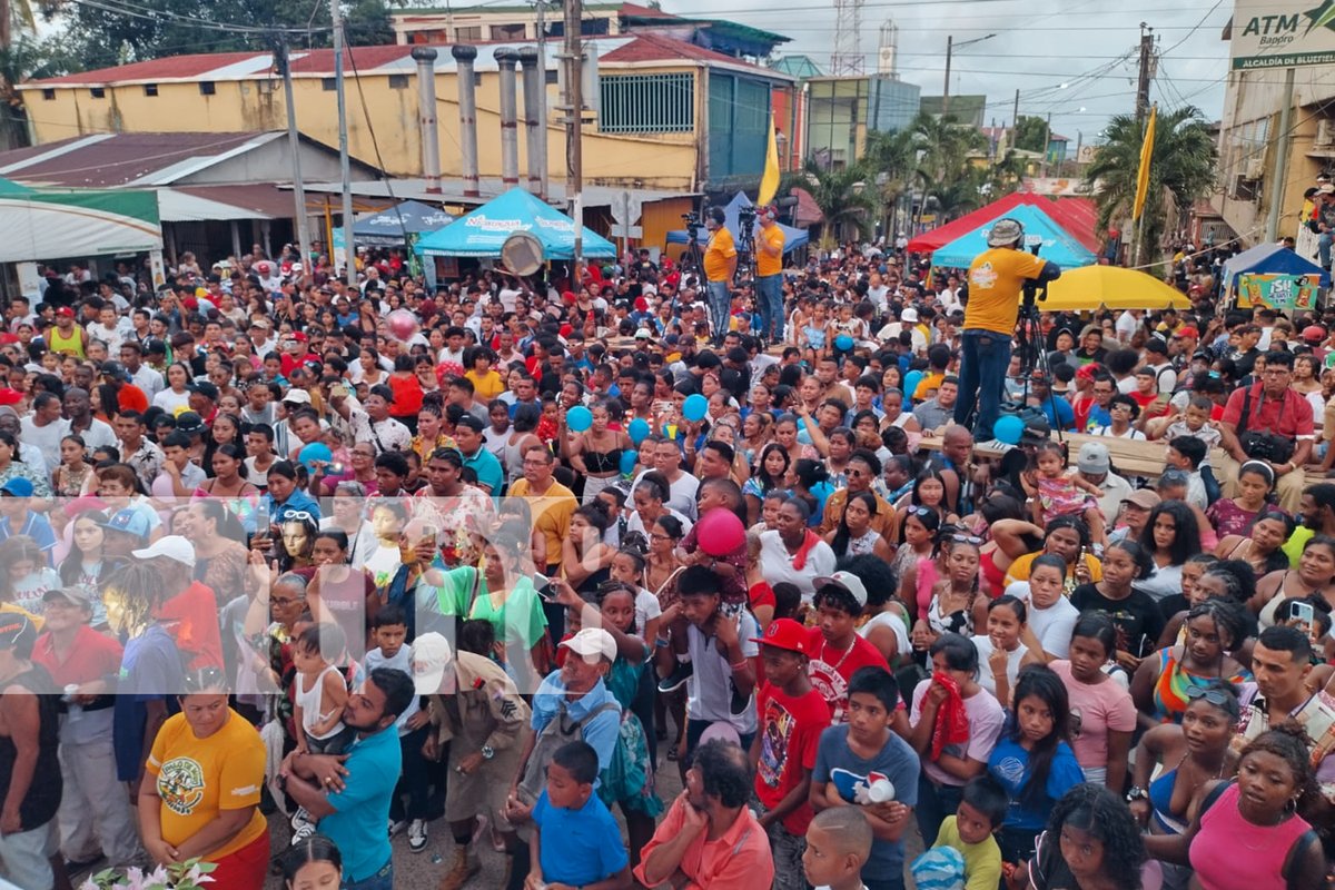 canaltn8's tweet photo. #Ahora #Nicaragua
Continúa el derroche cultural más representativo del Caribe Nicaragüenses, la celebración del Palo de Mayo, con números culturales de las diferentes agrupaciones que representan los barrios de la capital del May Pole.
#PalodeMayo #Tradiciones https://t.co/Lf1kZo9SmC
