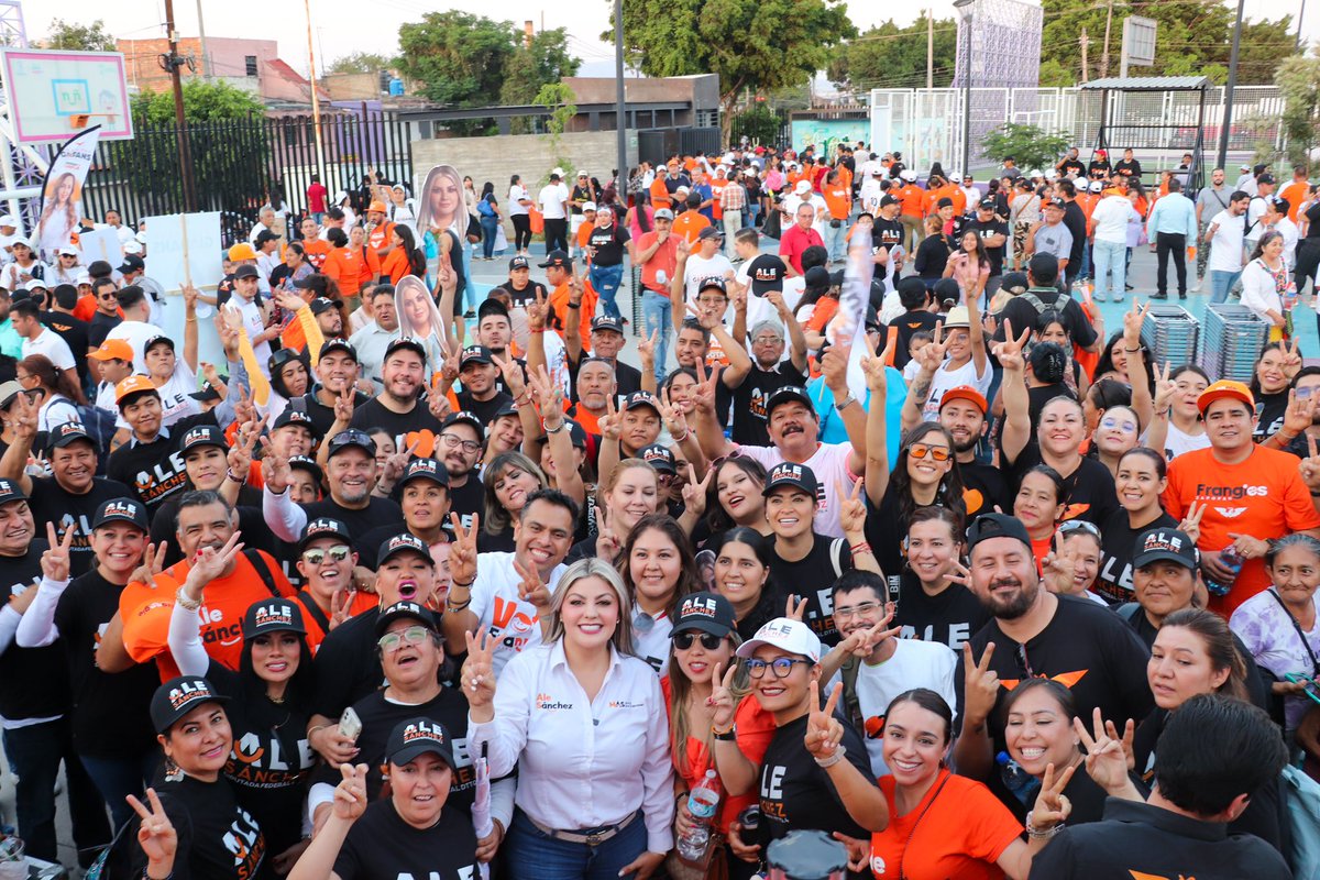 AleSanchezAcuna's tweet photo. ¡Gracias de todo corazón 🧡 a toda mi gente del Distrito 4, mi gente de #Zapopan!  Tuvimos un GRANDIOSO cierre de campaña!! 👏🏻🙌🏻👌🏻 con @PabloLemusN y @JuanJoseFrangie , ¡YA GANAMOS! #MovimientoCiudadano https://t.co/IrwihD7Sml