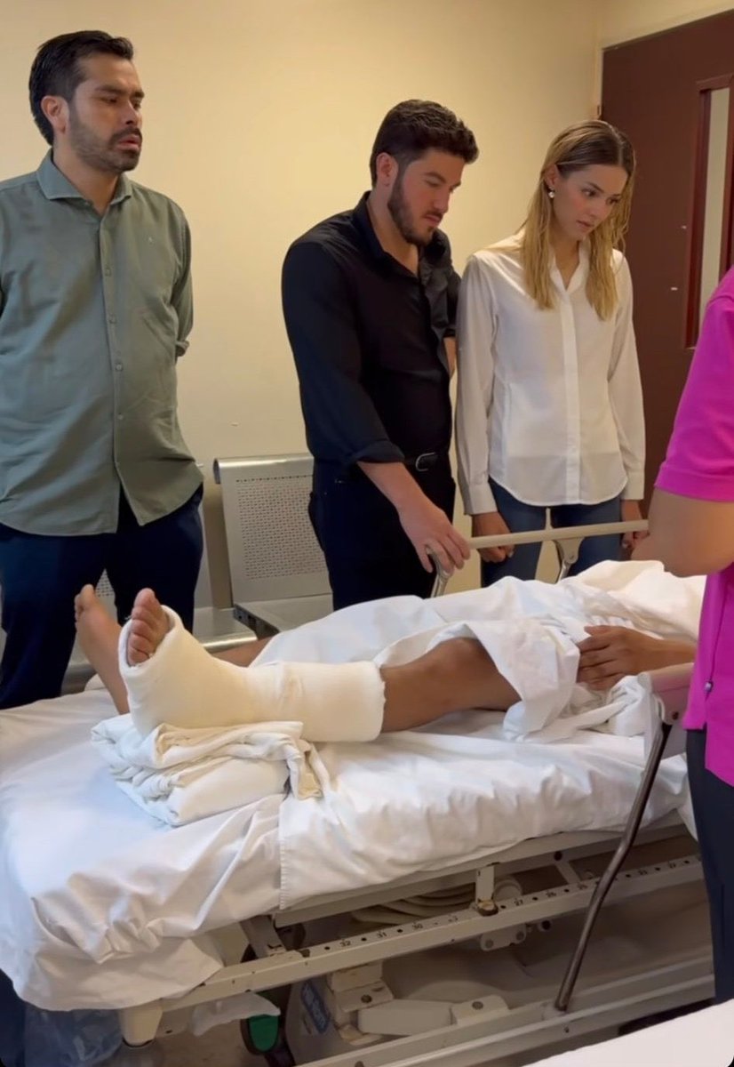 La interna de postguardia pasando visita con el adscrito borracho y el residente mamón.