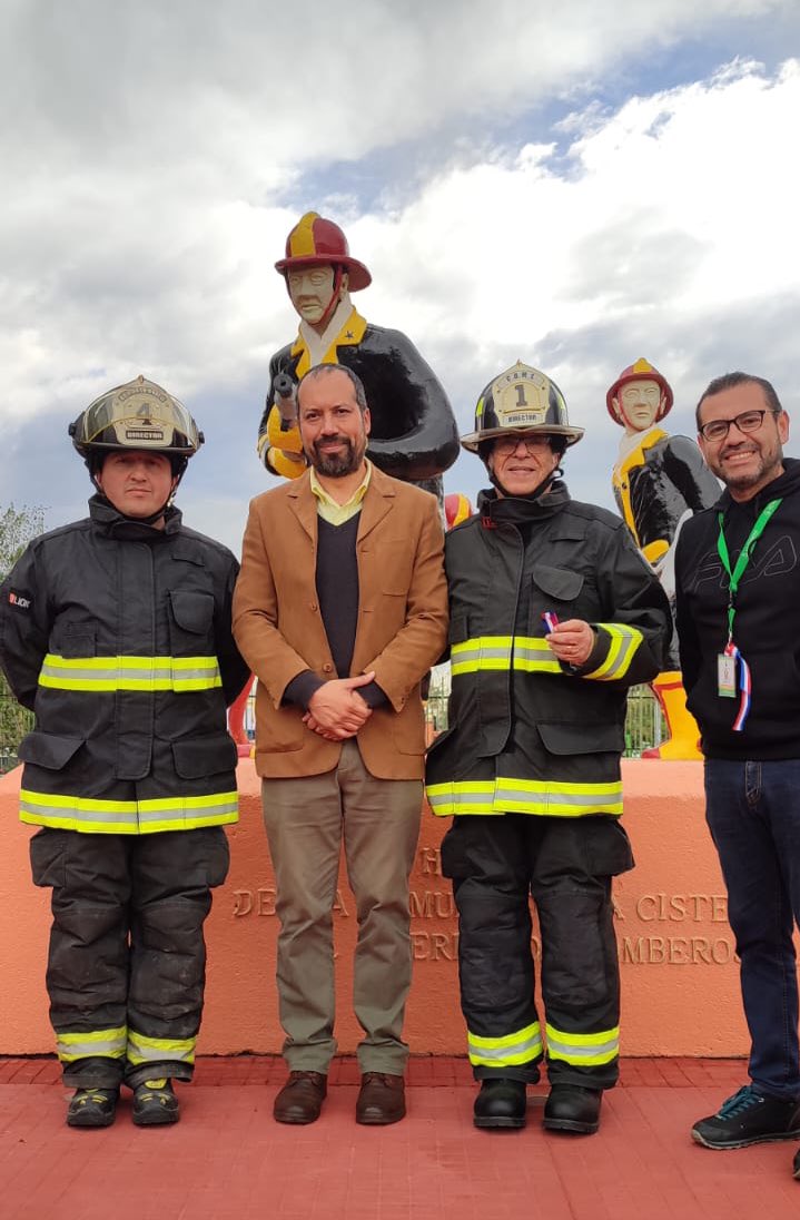 Bomba_Pr1mera's tweet photo. [REINAUGURACIÓN PLAZA DEL BOMBERO] Esta mañana personal de @bombaprimera asistió a la reinauguración de la Plaza del Bombero, junto a @bombaloolvalle y @Muni_LaCisterna . En la ocasión, se realizaron charlas y demostraciones del material menor disponible en carro B-1. 🚒🚒🚒 https://t.co/p4JHPBsjya