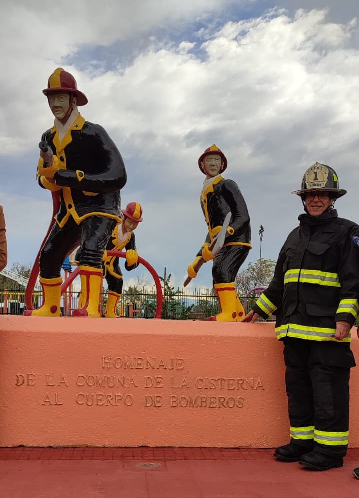 [REINAUGURACIÓN PLAZA DEL BOMBERO] Esta mañana personal de @bombaprimera asistió a la reinauguración de la Plaza del Bombero, junto a @bombaloolvalle y <a href="/Muni_LaCisterna/">Municipalidad de La Cisterna</a> . En la ocasión, se realizaron charlas y demostraciones del material menor disponible en carro B-1. 🚒🚒🚒