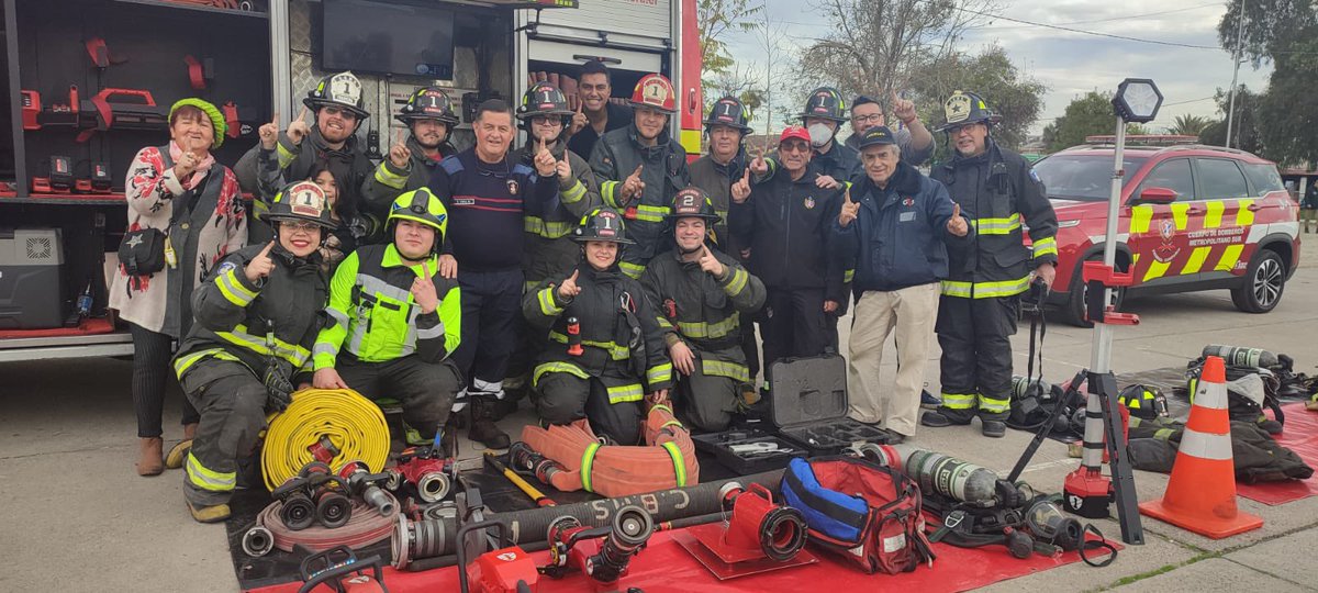 Bomba_Pr1mera's tweet photo. [REINAUGURACIÓN PLAZA DEL BOMBERO] Esta mañana personal de @bombaprimera asistió a la reinauguración de la Plaza del Bombero, junto a @bombaloolvalle y @Muni_LaCisterna . En la ocasión, se realizaron charlas y demostraciones del material menor disponible en carro B-1. 🚒🚒🚒 https://t.co/p4JHPBsjya