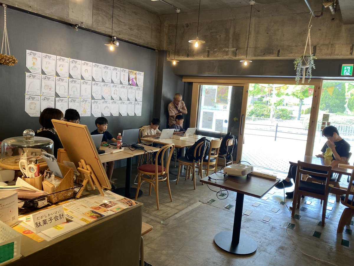 CoderDojo_Sakai's tweet image. 66回目のCoderDojo泉北和泉、始まりました。
今日はご新規さん、お久しぶりさん、常連さんの3組の参加です。
昨日運動会だった学校が多かったからか参加者は少なめ。まったりやってます。

#coderdojo #泉北BASE