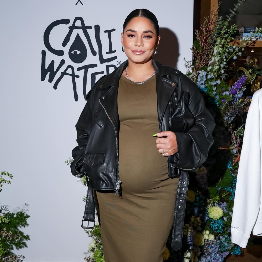Univision's tweet photo. Que bella #VanessaHudgens con su baby bump 😍🤰

📸 Vanessa Hudgens https://t.co/eX6XrYPHGh