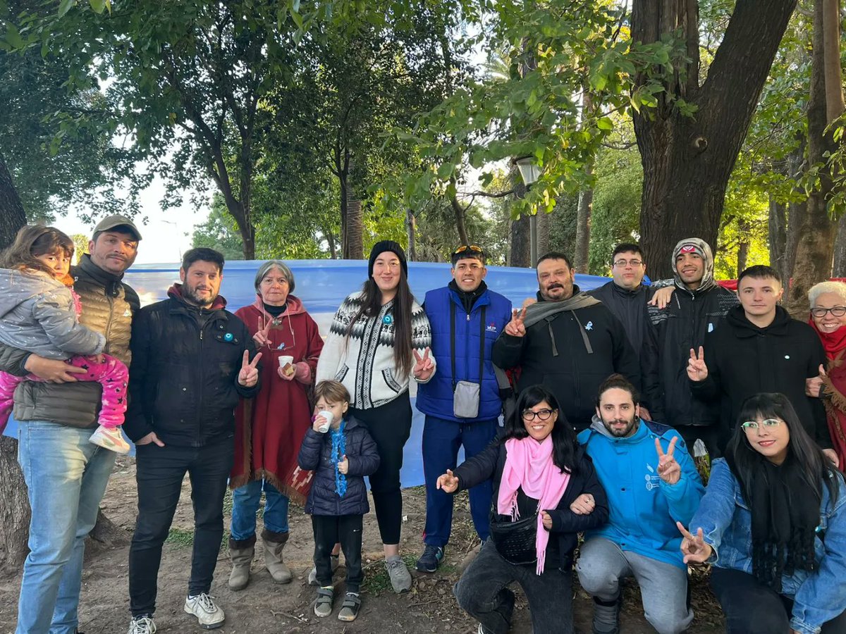 MUP_Moron's tweet photo. Meriendas comunitarias por la patria moronense 🇦🇷🐓

En la plaza Paracone disfrutamos de una merienda con compañeros y compañeras, vecinos y vecinas y feriantes ✌🏻

#MUPAzul💙 https://t.co/NgWzcgZHSG