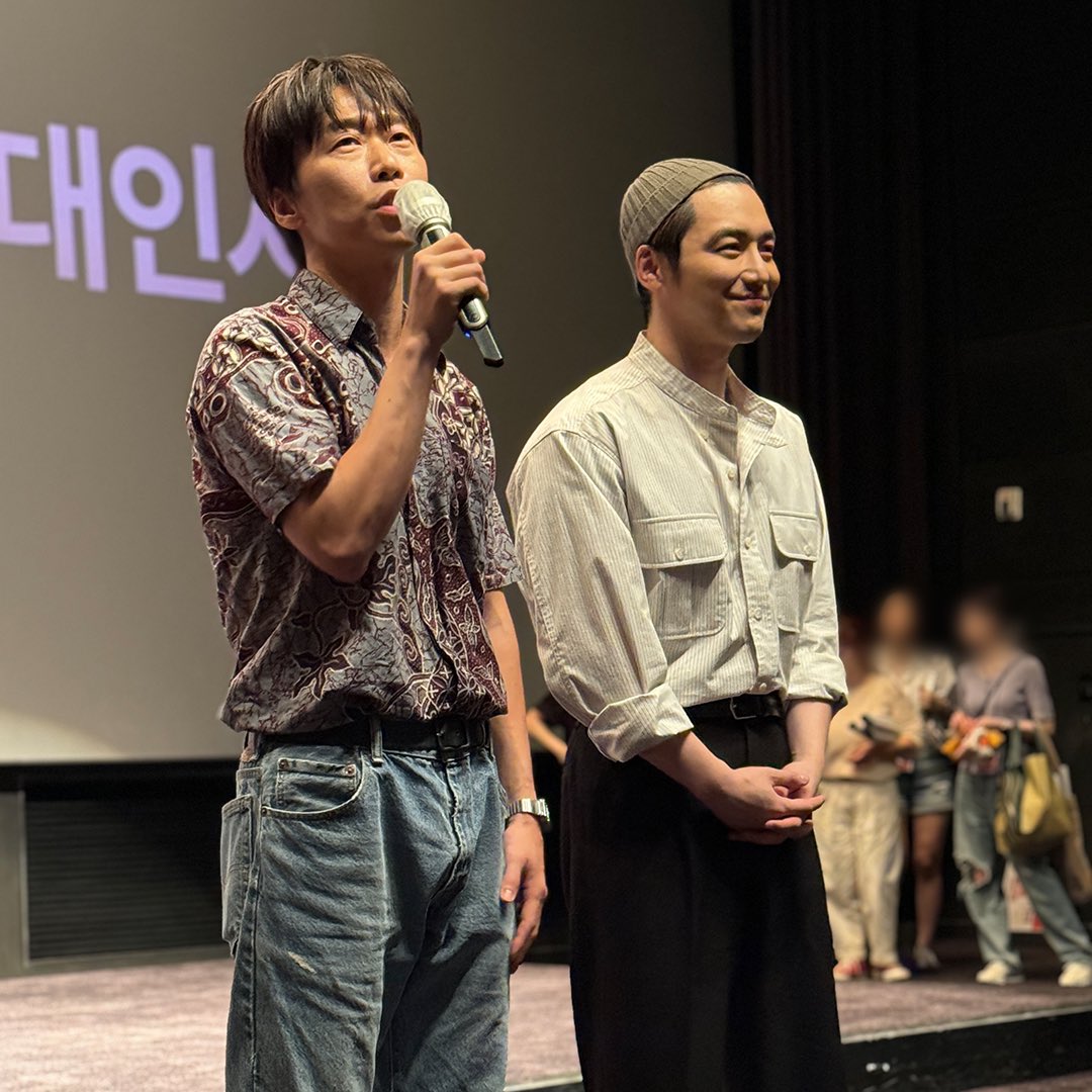 contentzio's tweet photo. 저희 정말 더 이상 안 되겠어요.
오늘부로 #그녀가죽었다 에 대한 마음 접습니다.

그 다음 끝선에 맞추어 반 접습니다.
뒤로 돌려 양쪽 모두 펼칩니다.
끝부분을 살짝 접고 중심선에 맞춰 위로 올려 접은 뒤, 
뒤집으면 예쁜 하트 접기 완성❤️

“예상을 깨는 반전의 반전의 반전 스토리”
#무대인사 까지 핫한 <그녀가 죽었다> 
오늘도 극장에서 만나요🎬🩶

#변요한 #신혜선 #이엘 
#윤병희 #박예니 #김세휘 감독
#미스터리추적스릴러 #절찬상영중