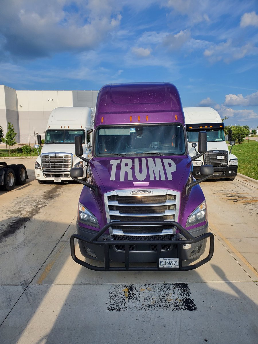 Chicago1Ray's tweet photo. Millions of Truck drivers are Voting for Trump... I'm one of them..👇. are you with us https://t.co/y2kDRz7mWB