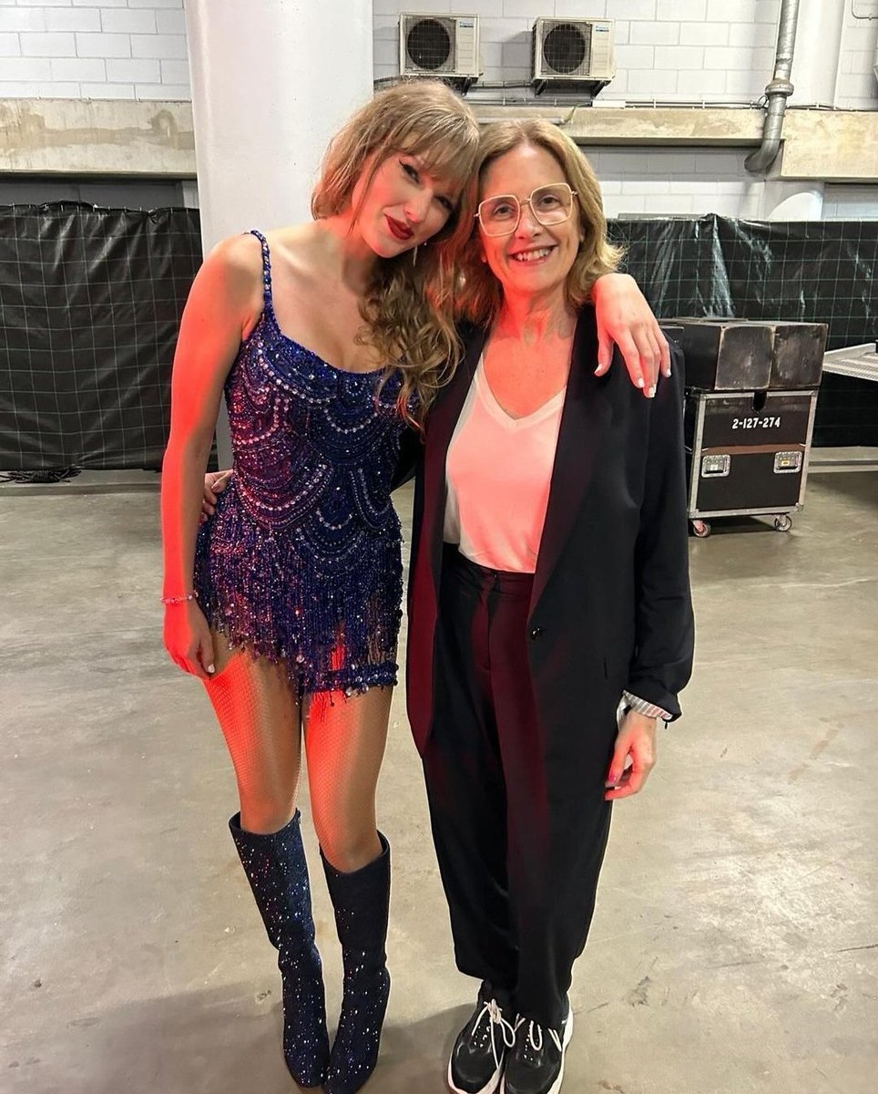 pttswift's tweet photo. 📲 | A Taylor Swift com a diretora geral da Universal Music Portugal 🇵🇹

"Pediu à Diretora Geral da UMPT que passasse a mensagem: obrigada a toda a equipa que a acompanhou durante todos estes anos - e, claro, a todos os fãs em Portugal."

#LisbonTStheErasTour https://t.co/2nzCiH8nLt