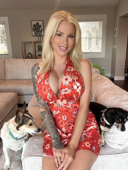 Just a simple girl and her doggies 💕☺️ https://t.co/H1xImyHHgm