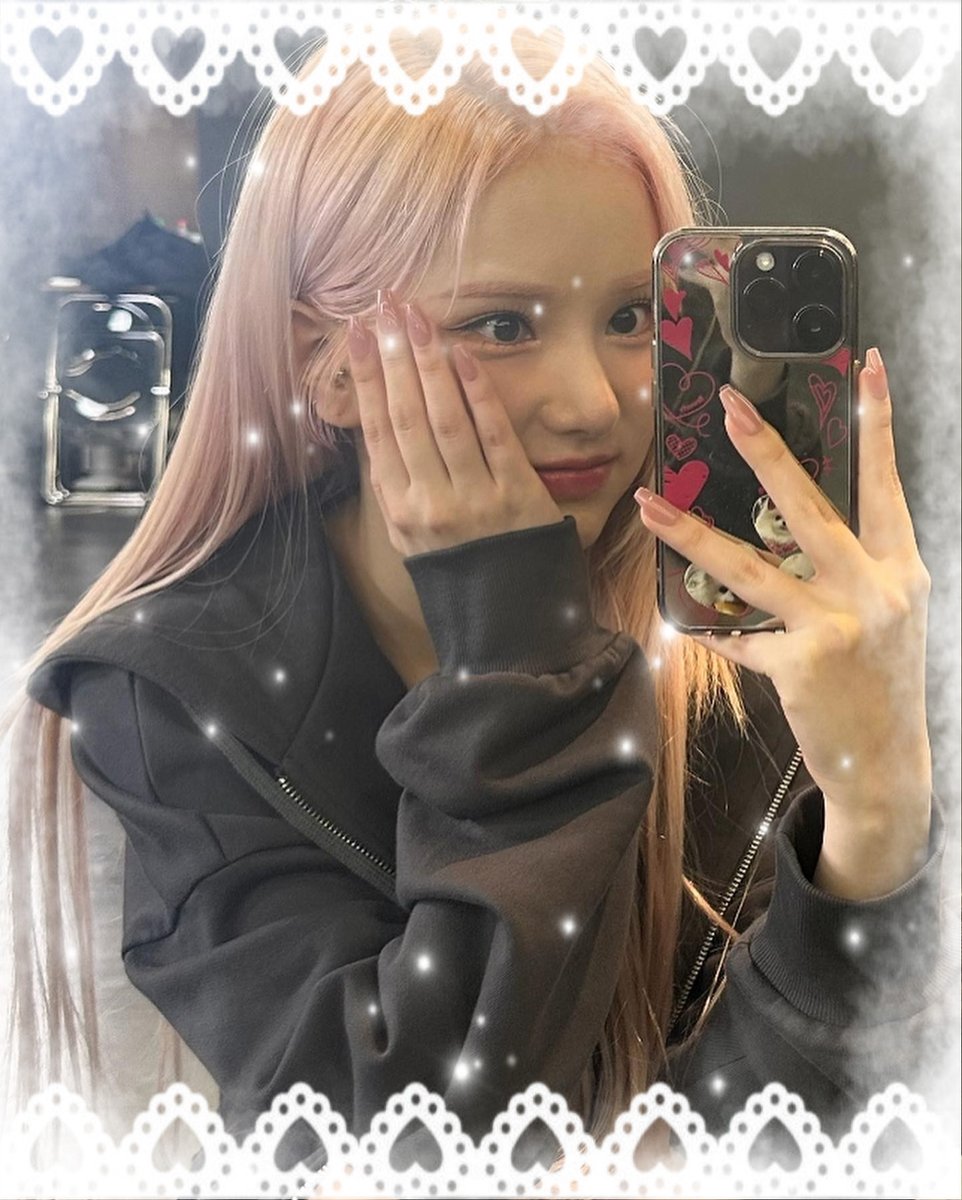 nohyuvna's tweet photo. 🪞.. 𐙚 { Every time she looks in the mirror, 𝐄͟𝐮͟𝐧͟𝐡͟𝐚 always wants to take a photo, placing her hands in front of her round, 𝑚͟𝑜͟𝑐͟𝘩͟𝑖͟-𝑙͟𝑖͟𝑘͟𝑒 cheeks while showing off her new nails. Eunha looks 𝑏𝑒𝑎𝑢𝑡𝑖��𝑢𝑙 in a black jacket. ♡⃛📷ֶָ֢ https://t.co/xNYdPHEOfe