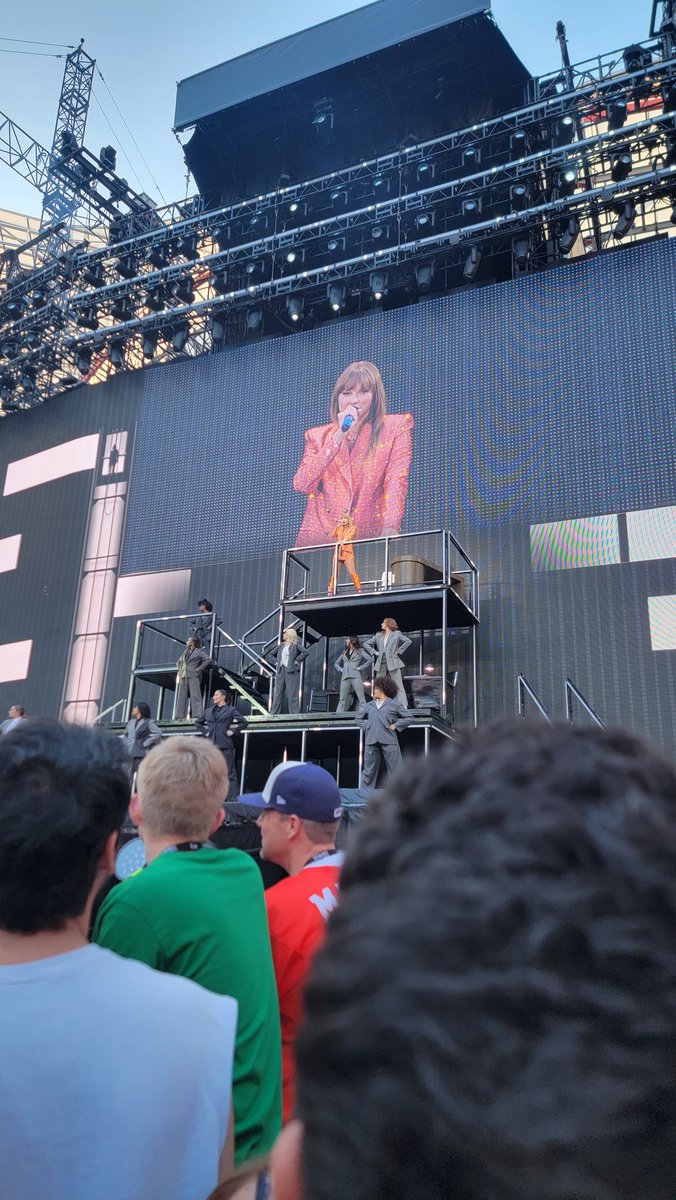 dimplesmoon's tweet image. a distância q eu estava/a foto que tirei 🥹❤️ #LisbonTStheErasTour