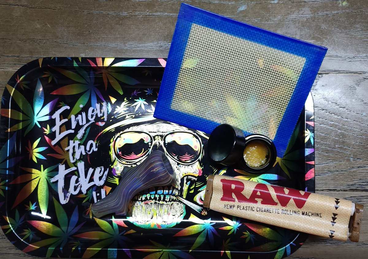 💥💥💢GIVEAWAY TIME!💢💥💥 HAPPY MEMORIAL DAY! 👉 Follow Me! 👉 Retweet This! 👉 Tag two (2) people! Winner Receives: 2g jar of Permanent Marker Live Resin, mini silicone dab mat, Toke joints rolling tray and hand crafted glass pipe from Denver. (I'm not sure of the