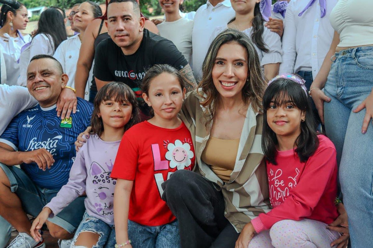 IMCTBGA's tweet photo. ¡Las familias de la comuna 2 de #Bucaramanga vivieron una tarde diferente con #ParqueArte! 🌳😁
El Coro Adultos #EMA presentó un repertorio de música colombiana y latinoamericana en el parque La Juventud, donde propios y visitantes, disfrutaron de los talentosos de la Escuela. https://t.co/0GxWb6guvu