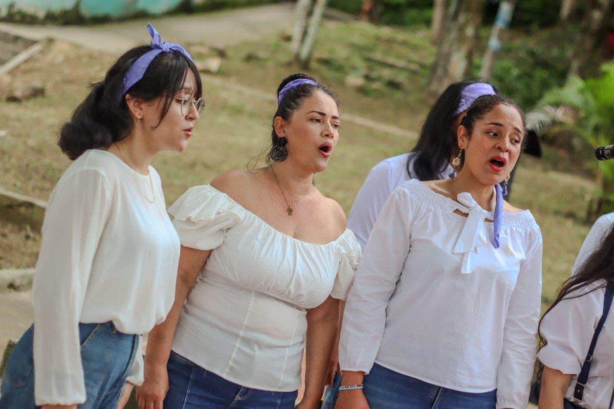 IMCTBGA's tweet photo. ¡Las familias de la comuna 2 de #Bucaramanga vivieron una tarde diferente con #ParqueArte! 🌳😁
El Coro Adultos #EMA presentó un repertorio de música colombiana y latinoamericana en el parque La Juventud, donde propios y visitantes, disfrutaron de los talentosos de la Escuela. https://t.co/0GxWb6guvu