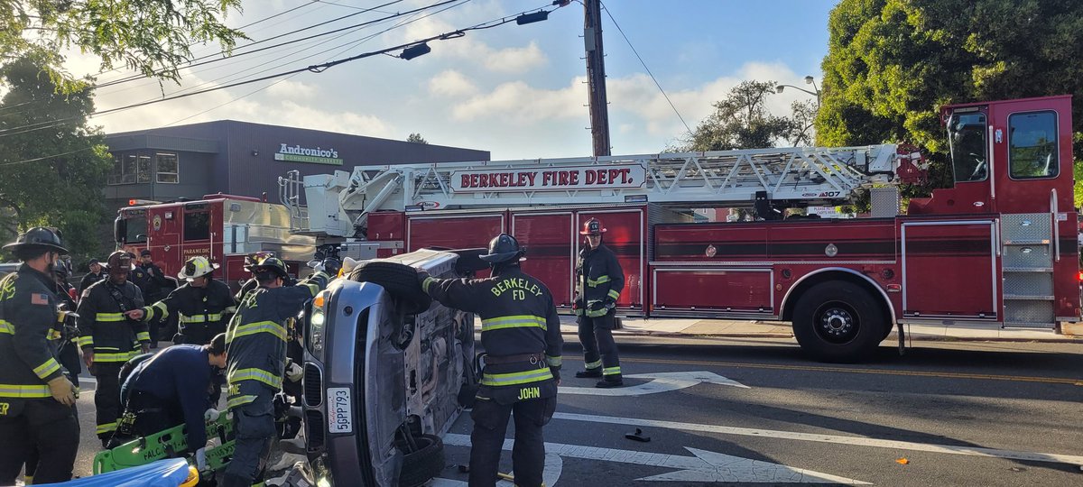 Berkeley police and firefighters are responding to a rollover crash outside Andronico's on Shattuck Avenue. BFD has pulled out the driver. We've asked @berkeleypolice for information.