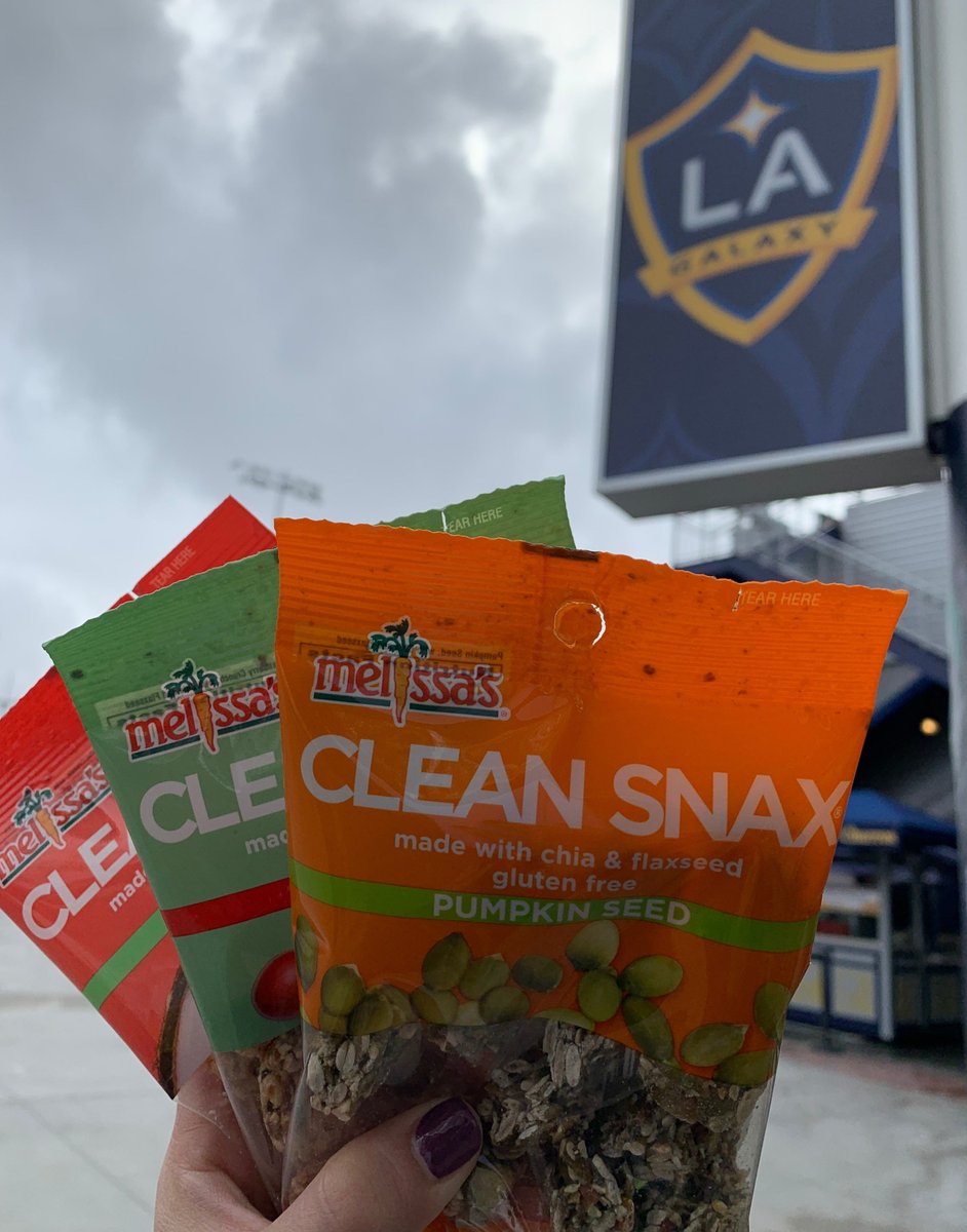 Checking in from @dignityhealthsp! 🤩

Who's here tonight cheering on the @lagalaxy!? ⚽️

We're giving away #CleanSnax sample packs to all #LAGalaxy fans - visit the link below & claim yours!

trycleansnax.com/special-offer1…

#MelissasProduce #StadiumFood #HealthyOptions