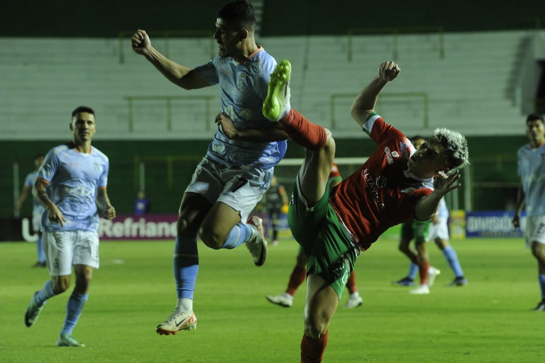 🕐 Final del Partido Blooming venció 1-0 a Real Tomayapo y acumuló su tercera víctoria consecutiva. Samuel Garzón anotó el gol de la victoria a los 49’ luego de un primer tiempo sin goles. Mirko Tomianovic se lesionó en el equipo visitante. 📸APG