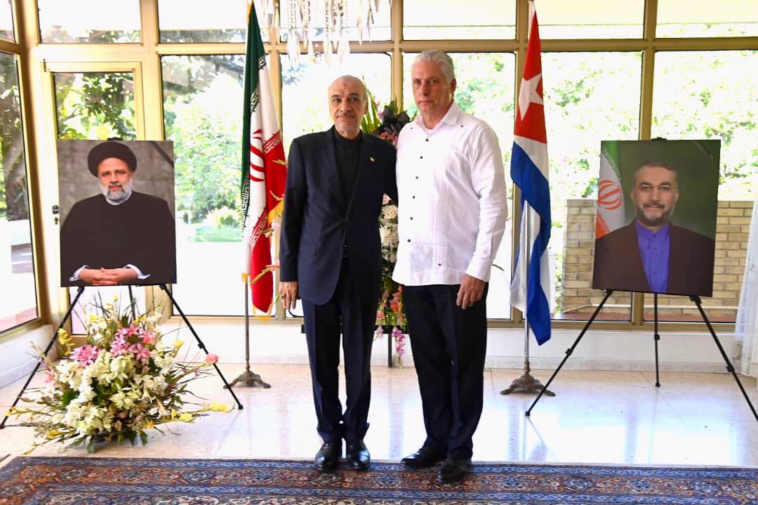 Hoy, junto al canciller @BrunoRguezP, firmamos el libro de condolencias por la muerte del presidente Ebrahim Raisi y sus compañeros. Fue un momento muy sentido, en el que recordamos al líder iraní, sus vínculos con #Cuba y la relación de hermandad entre ambos pueblos.