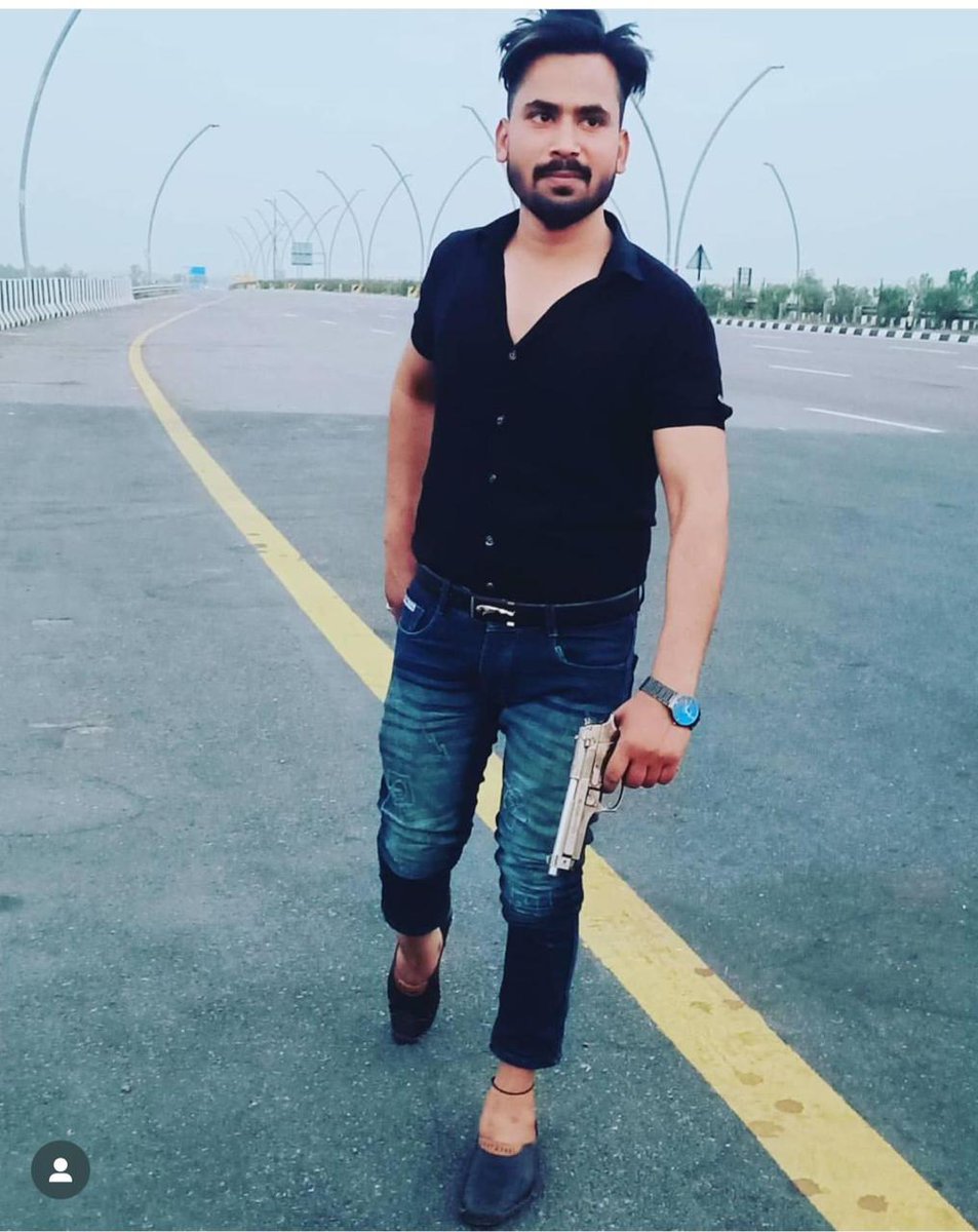 Pranjulnews24's tweet image. नौजवानो में अवैध असलहों का शौक बरकरार है, युवक का पिस्टल के साथ फोटो वायरल। रील बनाने मे ज़िन्दगी के साथ खिलवाड़ करने में जुटे युवा।सूत्रों की मानें तो  #उन्नाव के गंजमुरादाबाद का बताये जा रहे हैं युवा। 

@Uppolice @unnaopolice