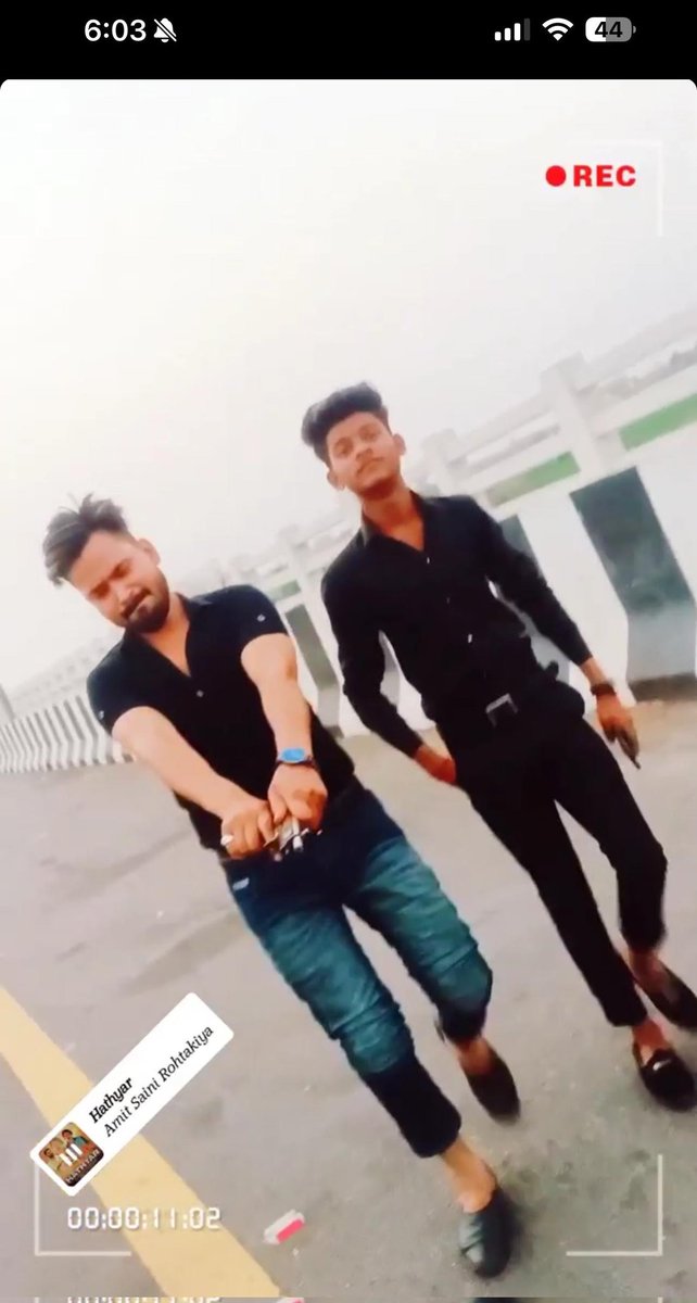 Pranjulnews24's tweet image. नौजवानो में अवैध असलहों का शौक बरकरार है, युवक का पिस्टल के साथ फोटो वायरल। रील बनाने मे ज़िन्दगी के साथ खिलवाड़ करने में जुटे युवा।सूत्रों की मानें तो  #उन्नाव के गंजमुरादाबाद का बताये जा रहे हैं युवा। 

@Uppolice @unnaopolice