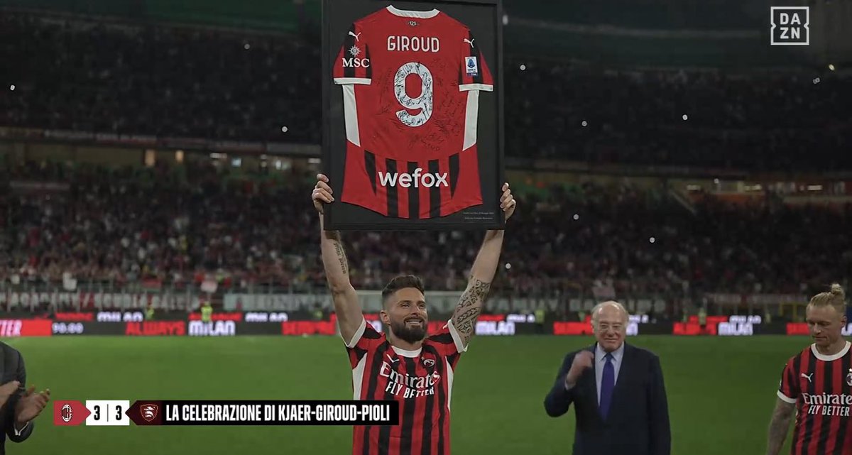 Guillaumemp's tweet photo. San Siro rend hommage à Olivier #Giroud, en larmes pour sa dernière fois sur la pelouse de San Siro https://t.co/CTNLDCSCkW