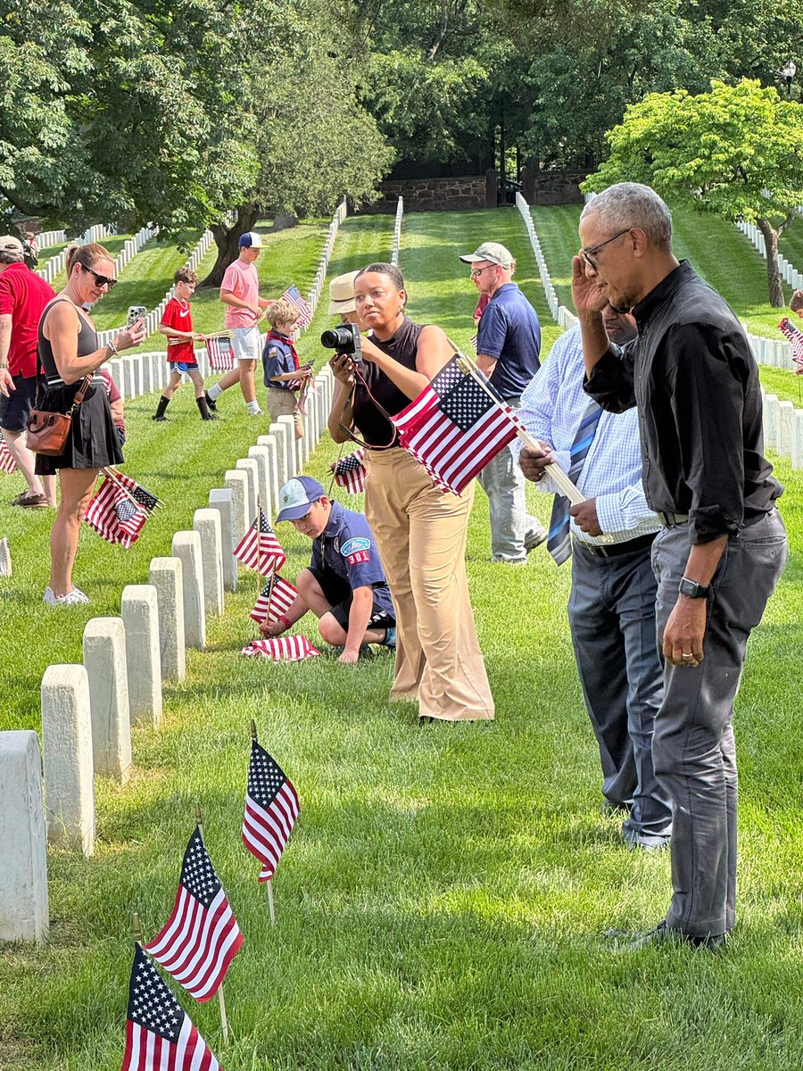 Love this! President Obama made a surprise appearance at Alexandria National Cemetery to help volunteers honor American soldiers who served our country. He’s a great man who cares about the country. Thank you, President Obama.