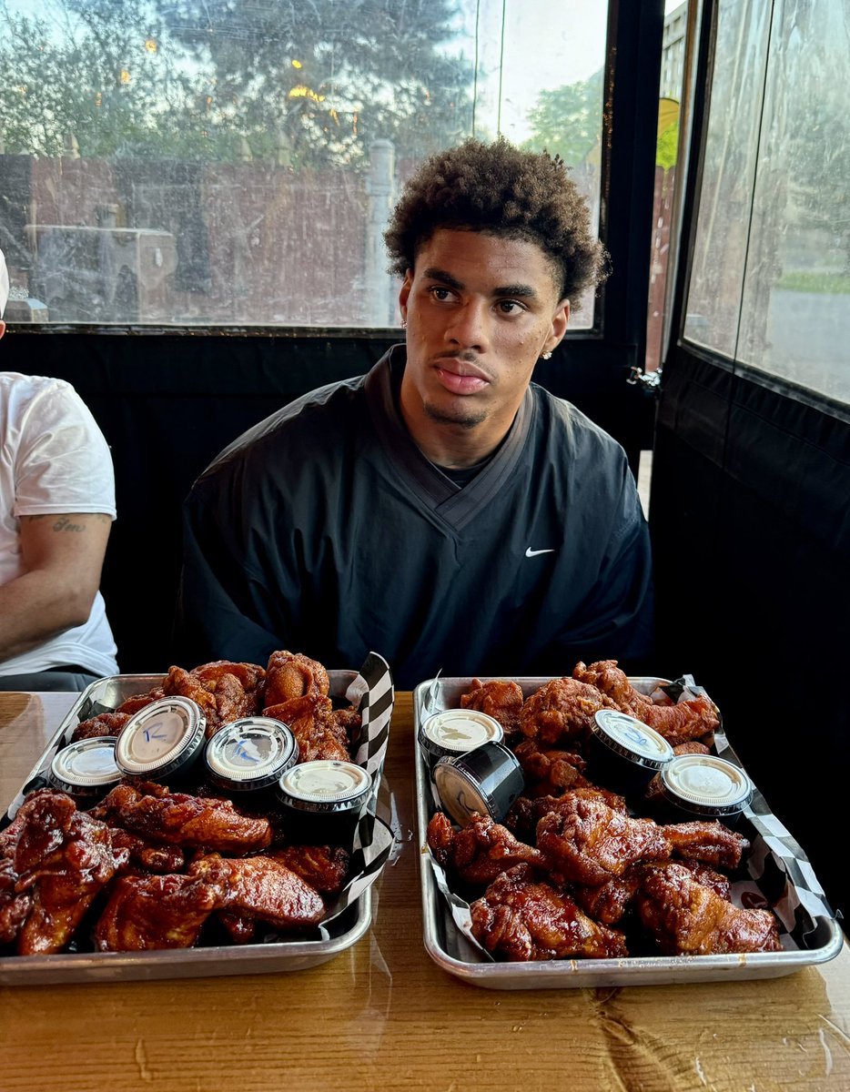 Wingnutz Buffalo tweet media