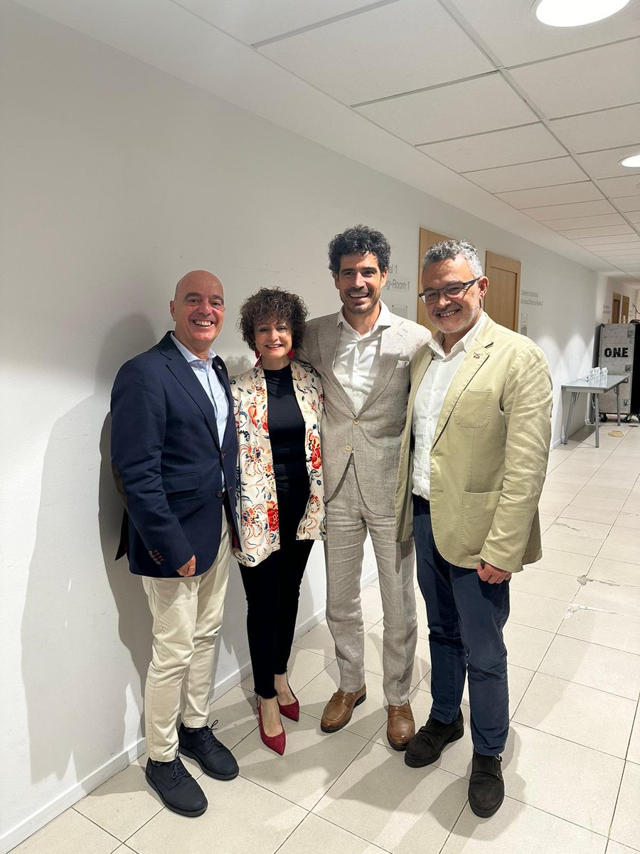 conrado_escobar's tweet photo. Acaba la noche con un conciertazo memorable. La Orquesta Nacional en ⁦@Riojaforum⁩ . Dirigida por Luis Toro. Y con una pieza del logroñés Mateo Alb��niz. Fantástico ⁦@PVillegasGuitar⁩ 👏👏 https://t.co/hRxfxWknpE
