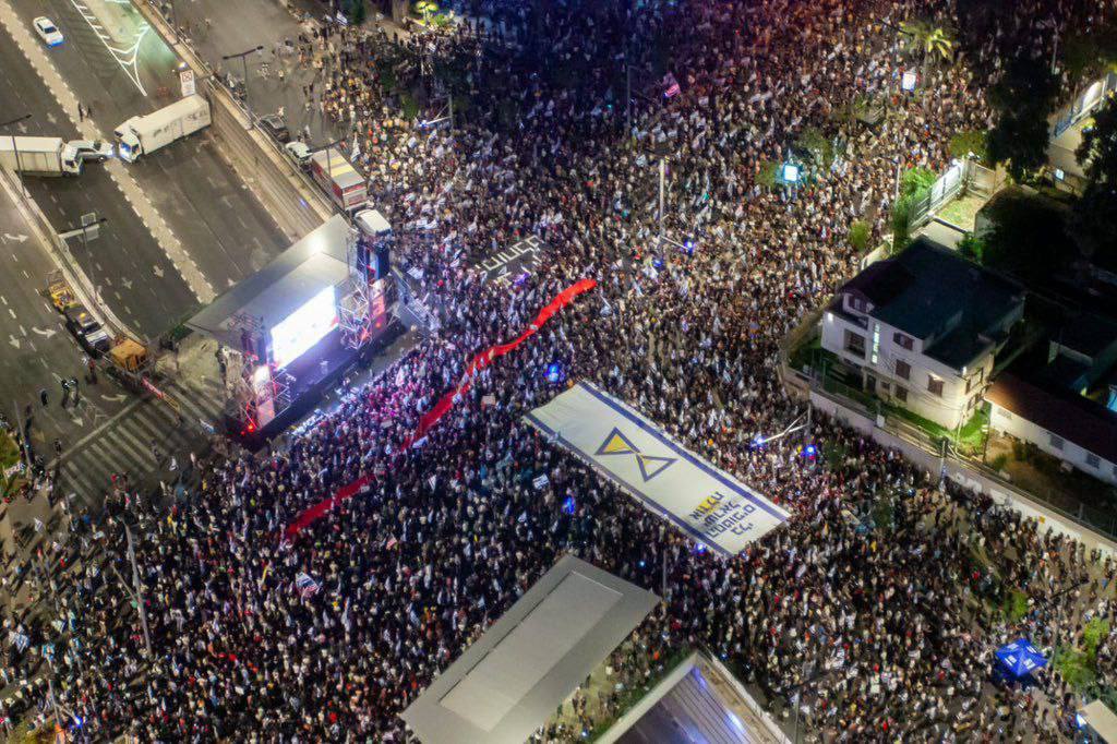 🔴 🇮🇱 | Une immense manifestation se déroule en ce moment à Tel Aviv, les israéliens exigent la libération des otages et des élections anticipées, mais avant tout la chute du gouvernement de Netanyahou.