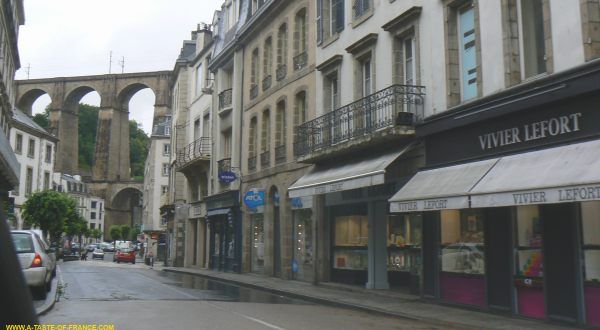 A street in the town of #Morlaix in #Brittany buff.ly/4bbdRfn #France 🇨🇵 #travel #photo