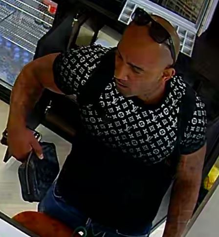 MPSRichmond's tweet photo. 🚨 #WANTED | Do you know these 2 men?

We want to find them after a robbery at a jewellers in #Richmond today.

Pls call 101 ref 4555/25May if you can help.

Read more 👇

https://t.co/QEjvz9cnIc https://t.co/Q6W6TuxCtn