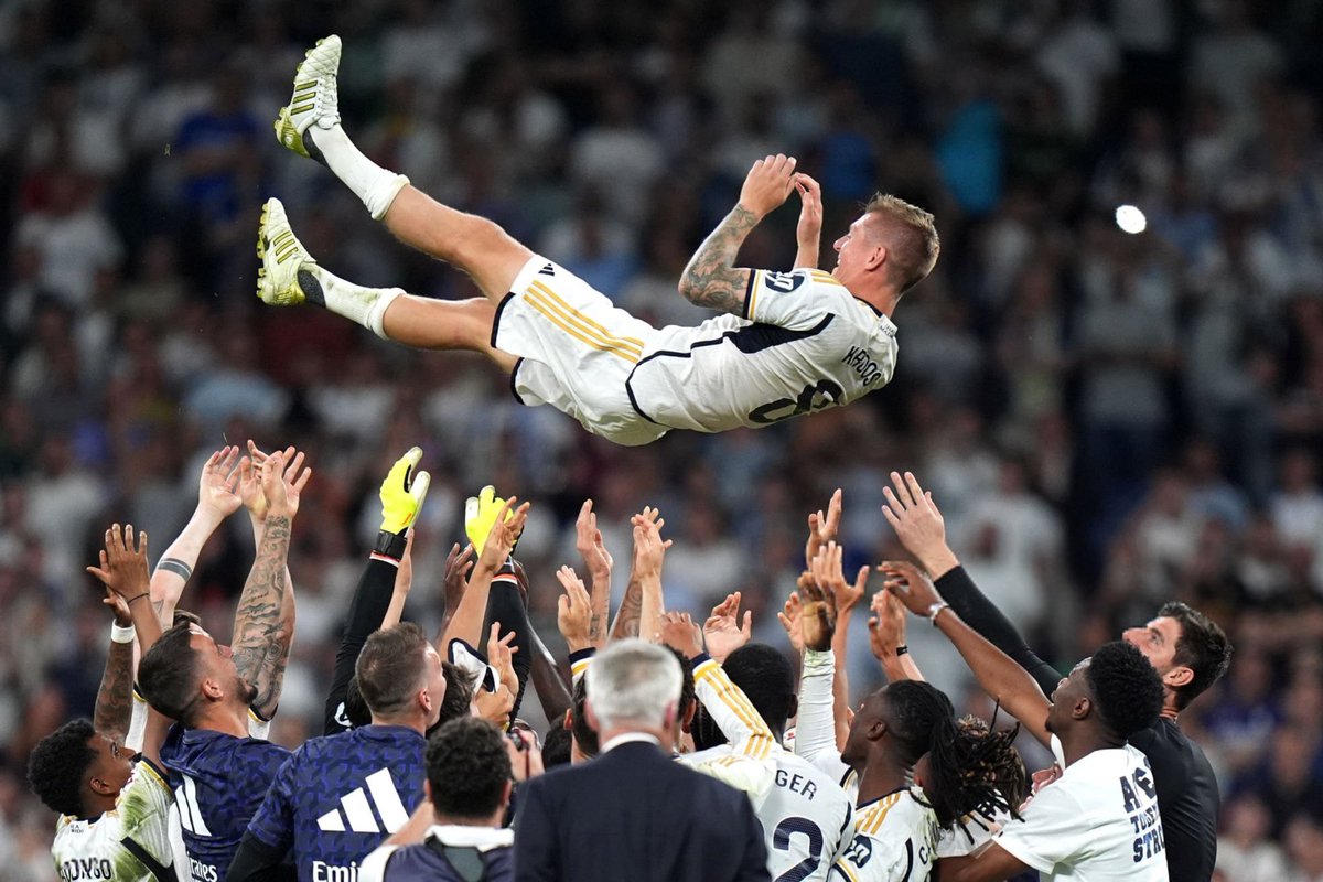SeputarMadrid's tweet photo. One day, we'll tell our children and grandchildren with great pride that Toni Kroos played at the Estadio Santiago Bernabéu for Real Madrid. With the number 8 and his iconic boots. A moment that we'll forever cherish in our memories. 🤍 #GraciasKroos https://t.co/hnxT7TzAXJ
