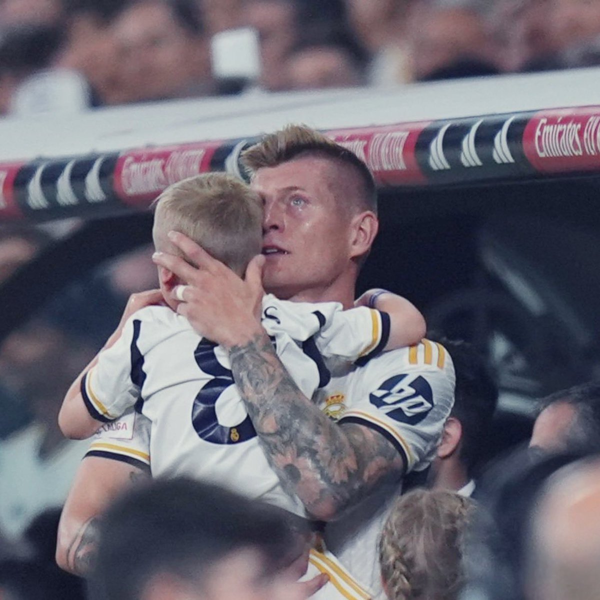 JCScouting's tweet image. Hoy lloró el Bernabéu, lloraron tus hijos, lloraron tus compañeros, lloraron tus rivales, lloraste tú…pero quien más te va a echar de menos será el balón. Nunca nadie lo trató con tanta delicadeza y dulzura como tú. Hoy dejas al fútbol huérfano, con el corazón roto @ToniKroos