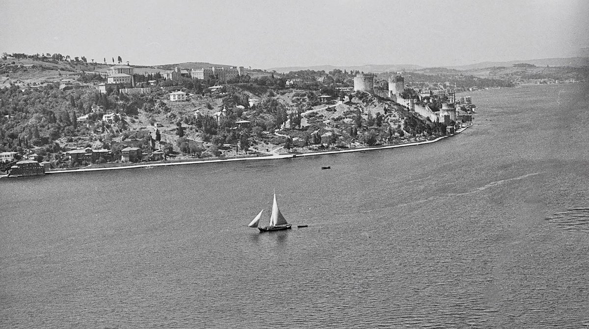 Aşiyan, Rumeli Hisarı and the Bosphorus as photographed from the air in the 1930s

Photo from Atilla Bülbül