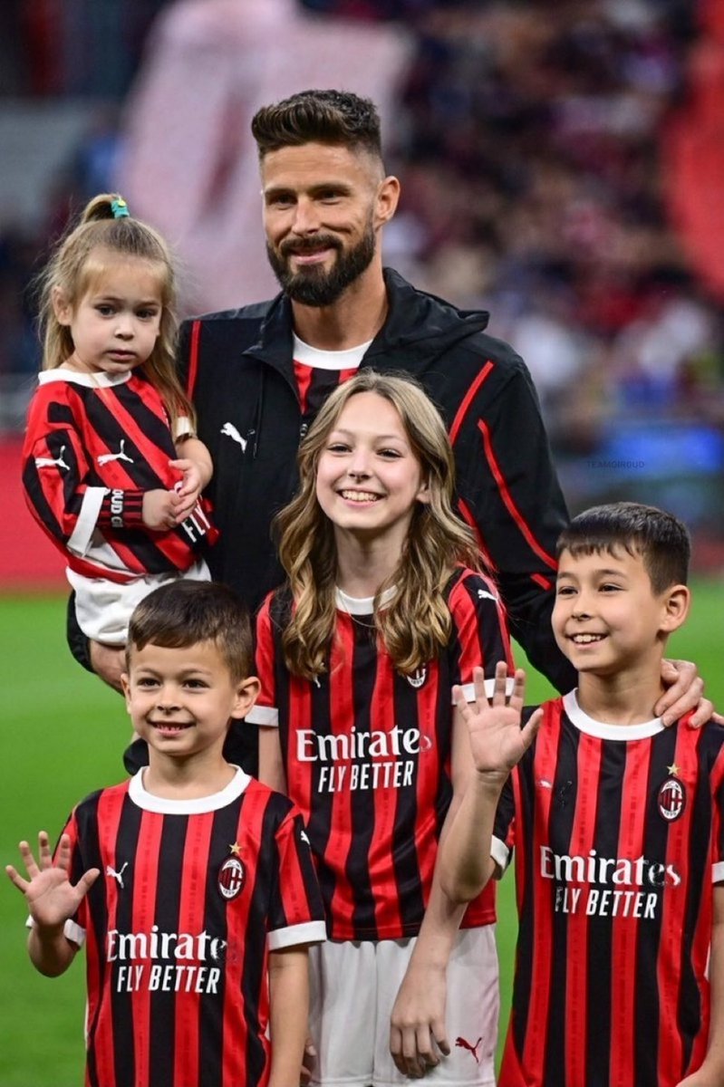 FabrizioRomano's tweet photo. Olivier Giroud says goodbye to AC Milan and European football! 🔴⚫️👋🏻

“When I was young I dreamed about this Milan, now I had a spell that I am proud of. I will never forget these 3 years at Milan”, Olivier says. https://t.co/9eRLdq6gN0