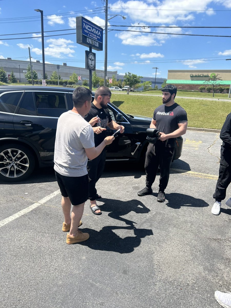 aopaz06's tweet photo. “The Eagle” @TeamKhabib Qué honor poder conocer la leyenda y llevarme autografiado el momento más épico de la UFC https://t.co/hbWzDgmtWh