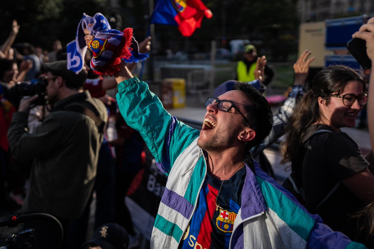 zowy_98's tweet photo. La afición culé celebra la victoria del Barcelona al vencer 2-0 al Lyon y ganar su segunda Liga de Campeones femenina consecutiva desde la plaza Catalunya. 🔴🔵
📸 Fotos para @elperiodico 
Galería: https://t.co/byWljjUPh4 https://t.co/Zt4zDpvG98