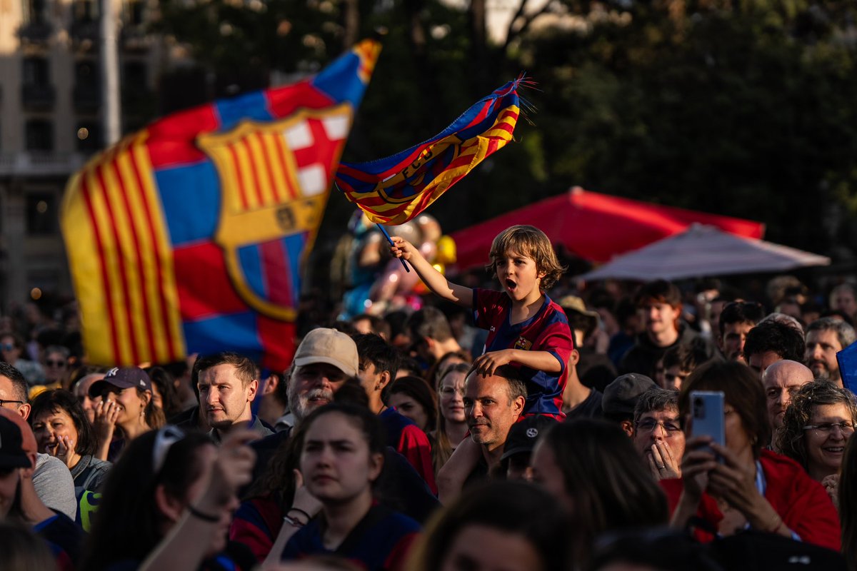 Zowy Voeten (@zowy_98) on Twitter photo La afición culé celebra la victoria del Barcelona al vencer 2-0 al Lyon y ganar su segunda Liga de Campeones femenina consecutiva desde la plaza Catalunya. 🔴🔵
📸 Fotos para <a href="/elperiodico/">El Periódico</a>
Galería: elperiodico.com/es/fotos/depor… La afición culé celebra la victoria del Barcelona al vencer 2-0 al Lyon y ganar su segunda Liga de Campeones femenina consecutiva desde la plaza Catalunya. 🔴🔵
📸 Fotos para <a href="/elperiodico/">El Periódico</a>
Galería: elperiodico.com/es/fotos/depor…