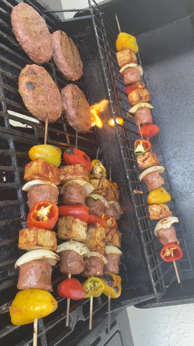 ChristianJsays's tweet photo. Grillin’ and Chillin’ for a nice start to Memorial Day Weekend. 

All plant based.

The new beyond burgers.

Beyond sausage, BBQ tofu, peppers, and onion skewers. 

🙌🌱🔥✅ https://t.co/yaZtKZ5KqU