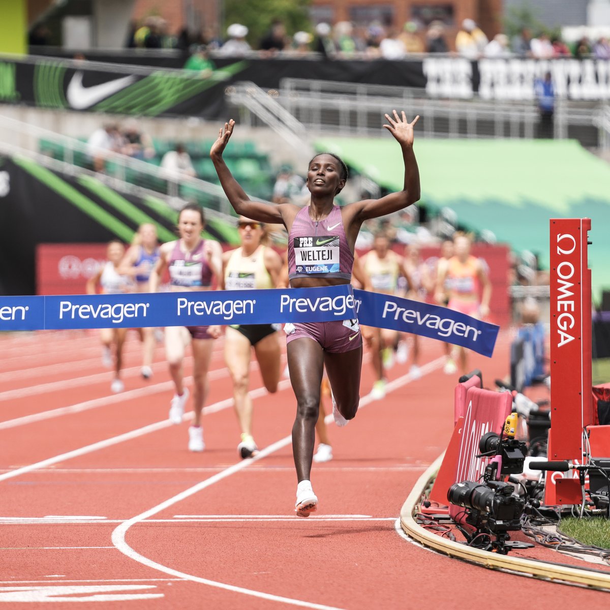 Outstanding 🔥 🇪🇹's Diribe Welteji dominates the women's 1500m at the @nikepreclassic with 3:53.75 👀 🇦🇺's @jessicahull96 clocks 3:55.97 to smash the Oceanian record in second place. 📸 @matthewquine #DiamondLeague