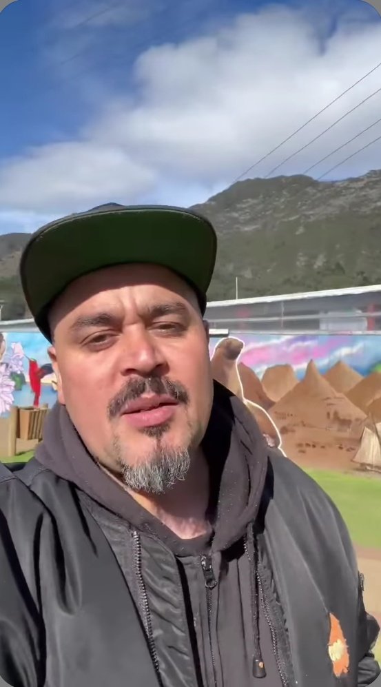 QaqcPonce's tweet photo. Lamento Mucho Lo que le está ocurriendo a Nuestro Amigo Seco.  Sanchez, a quien lo llevaron a Hacer un Mural al Archipiélago de Juan Fernández ya hace más de un mes y nadie se ha ocupado de traerlo al continente. Vergonzoso los de Cultura y Municipalidad Local https://t.co/vMUuGUFi25