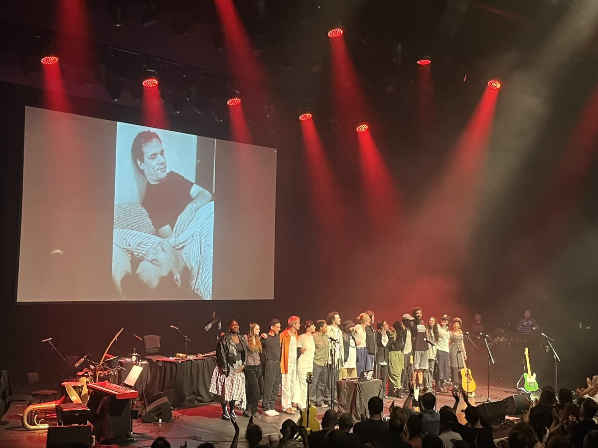 Lovely memorial for Arthur Russell @BarbicanCentre with Speakers Corner Quartet & guests including Cate Le Bon, Tirzah, & Christine (of the Queens). Set showcased Russell’s extraordinary range from ambient loveliness to tender balladeering to funky house bangers. #ArthurRussell